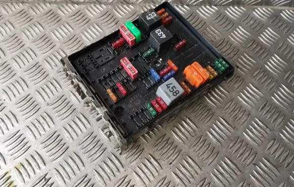 Volkswagen Golf V Fuse module 1K0937124K