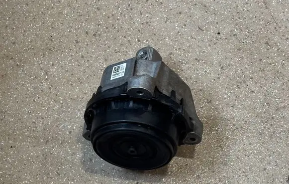 Engine mount bracket