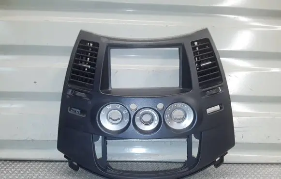 Mitsubishi Grandis Radio/GPS head unit trim 8002A514