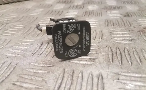 Passenger airbag on/off switch