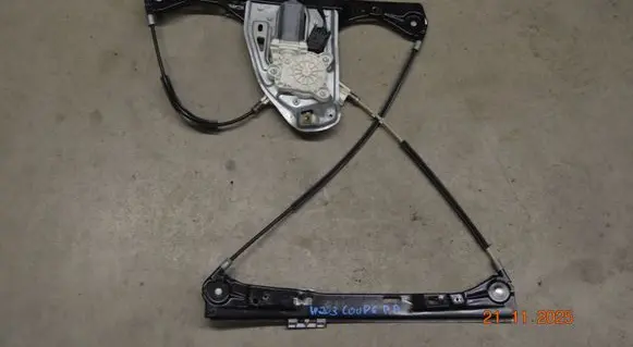 Mercedes-Benz C W203 Front door electric window regulator A2037202646