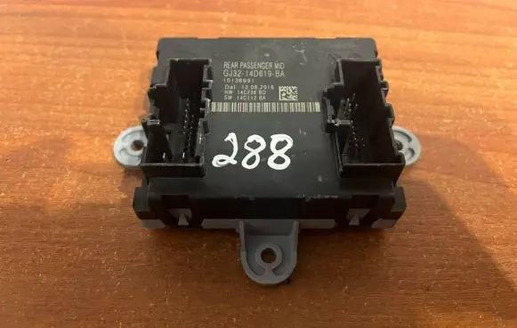 Land Rover Discovery Sport Door control unit/module GJ3214D619BA 10136991