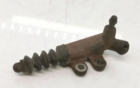 Mazda 6 Clutch slave cylinder 