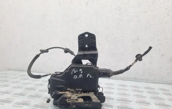 Volkswagen PASSAT B5 Front door lock 3B0837868