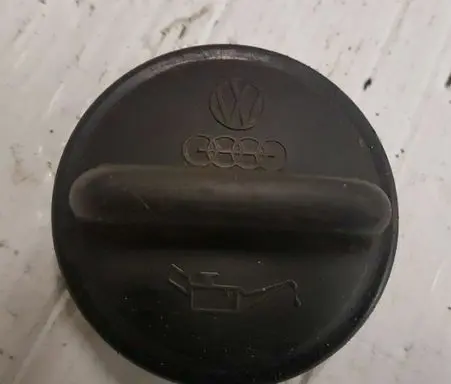 Volkswagen Jetta I Oil filler cap 049103485