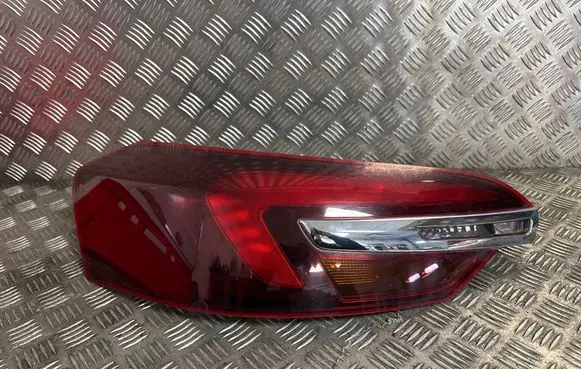 Tailgate rear/tail lights