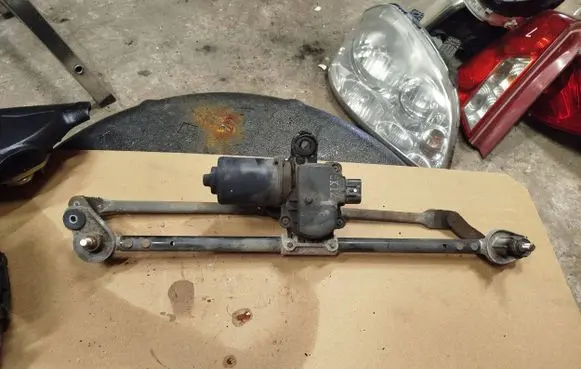 Suzuki Forenza Front wiper linkage and motor 5K12