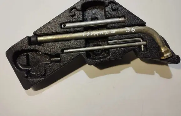 Volkswagen Touareg I Tool set 7L0012113
