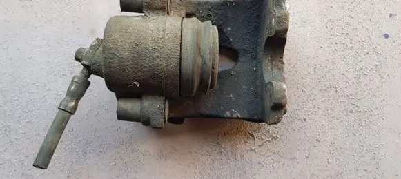 Volkswagen Golf VI Front brake caliper