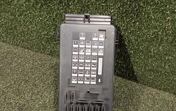 Opel Movano B Fuse box cover 243131522R