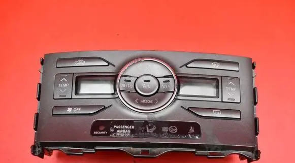 Toyota Auris 150 Climate control unit 55900-02220-B