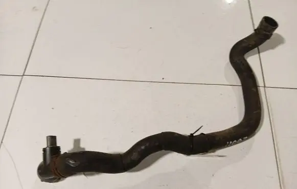Volkswagen PASSAT B6 Engine coolant pipe/hose 