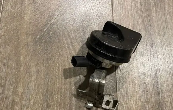 Volkswagen Golf VII Horn signal E30053306