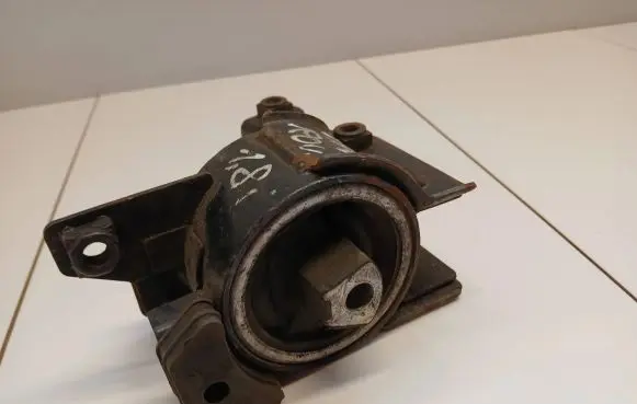 Land Rover Freelander Engine mount bracket