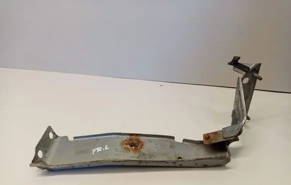 Audi A4 S4 B8 8K Fender mounting bracket 8K0821136B