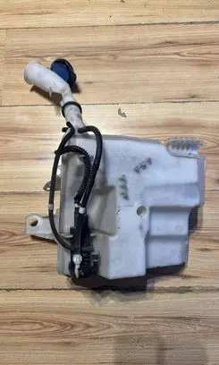 Ford Focus Windshield washer fluid reservoir/tank bv6117b613ac