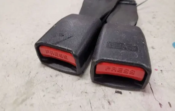 KIA Sorento Middle seatbelt buckle (rear)