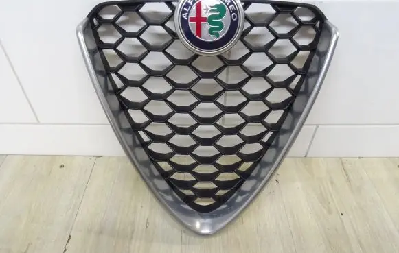 Alfa Romeo Giulietta Front bumper upper radiator grill 156119585