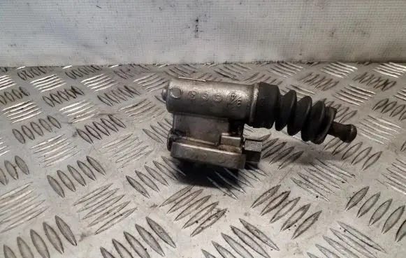 Honda FR-V Clutch slave cylinder 