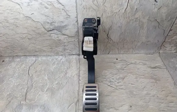 Volkswagen Golf IV Accelerator throttle pedal 1J1721503K 0281002342