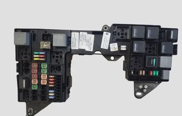 Jaguar XF X250 Fuse module 8X2T14290KD 82052008 20520080812