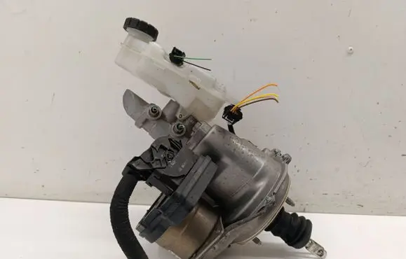 Renault Arkana Vacuum pump 472104535R