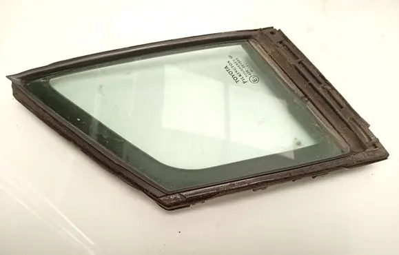Toyota Avensis T270 Front door vent window glass four-door 6821605010 43R001605