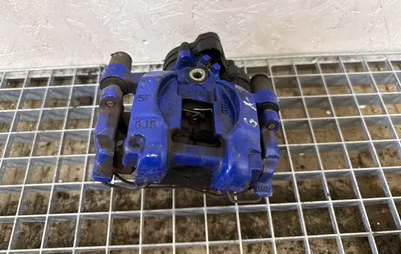 Volkswagen PASSAT B8 Rear brake caliper 3Q0615405