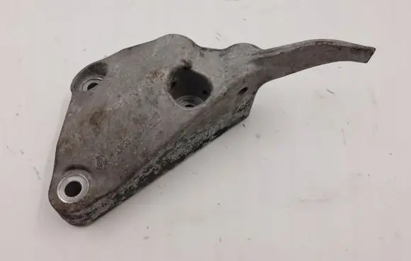Opel Astra J Engine mounting bracket
