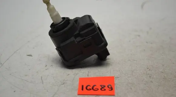 Volvo S40, V40 Headlight level adjustment motor 00728232