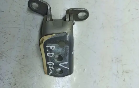 Toyota Avensis T250 Front door upper hinge