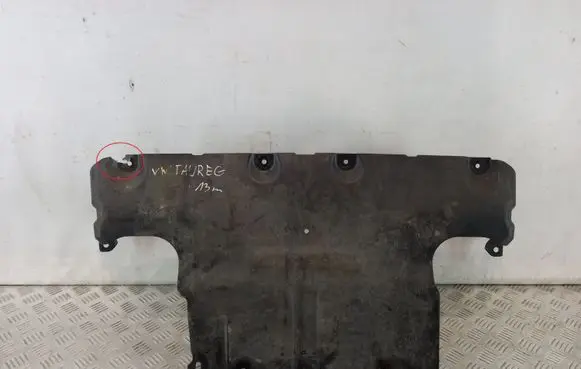 Volkswagen Touareg II Engine splash shield/under tray 7P0825285