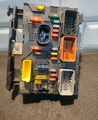 Peugeot 307 Fuse module 9659742080 S10075591