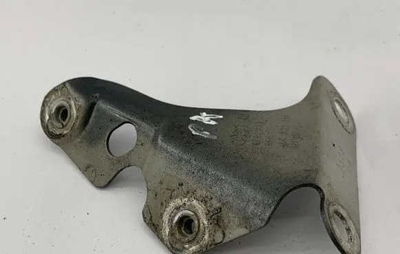 Audi Q7 4L Fender mounting bracket 4L0821135