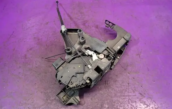 Volvo V50 Front door lock 