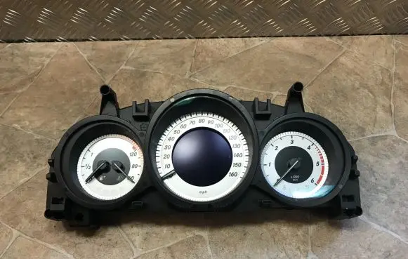 Mercedes-Benz C W204 Speedometer (instrument cluster) A2049004408