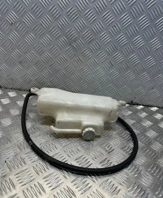 Mitsubishi L200 Windshield washer fluid reservoir/tank