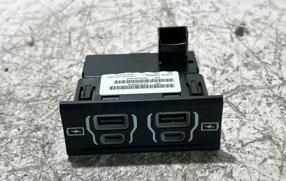 Jeep Grand Cherokee WL USB socket connector 53466960 P68572629AA T3141C6632