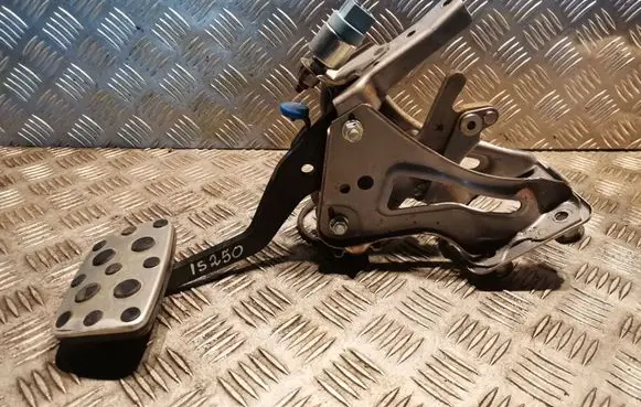 Lexus IS 220D-250-350 Brake pedal