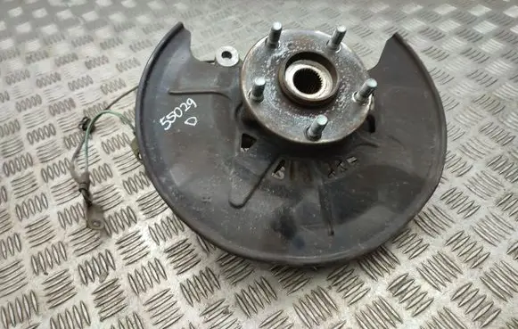 Toyota RAV 4 (XA40) Front wheel hub
