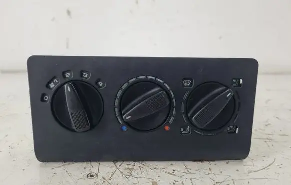 Volkswagen Golf III Climate control unit 1H0820045