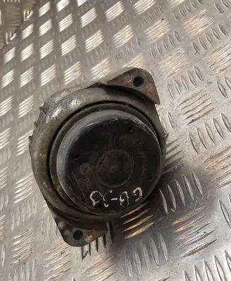 Nissan X-Trail T30 Engine mount bracket