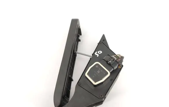 Accelerator throttle pedal