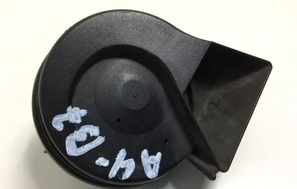 Audi A4 S4 B7 8E 8H Horn signal 8E0951221A