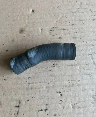 Volkswagen Golf II Engine coolant pipe/hose 068121081J