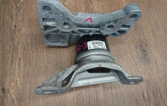 Engine mount bracket