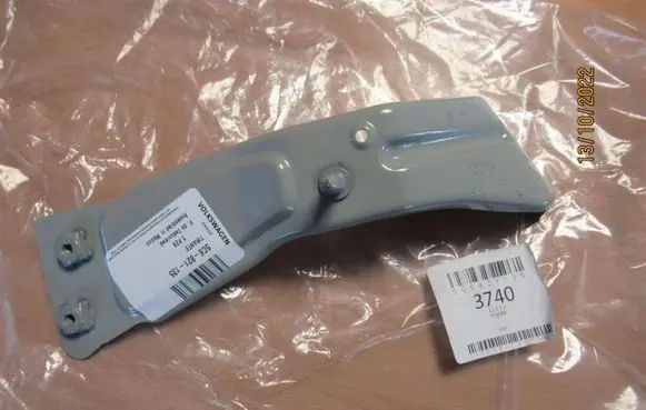 Volkswagen Jetta VI Fender mounting bracket 5C6821135