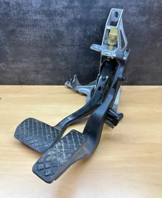 Audi A4 S4 B5 8D Pedal assembly 8D1721117E