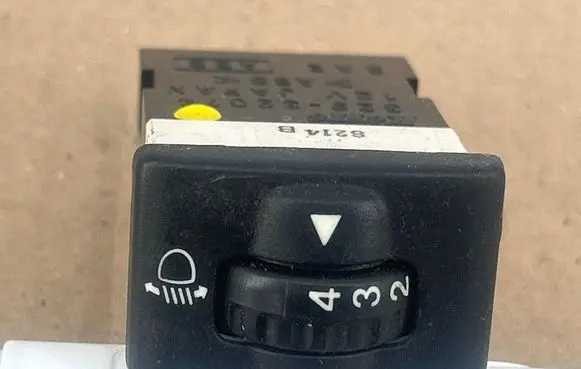 Suzuki Jimny Headlight level height control switch 32932074