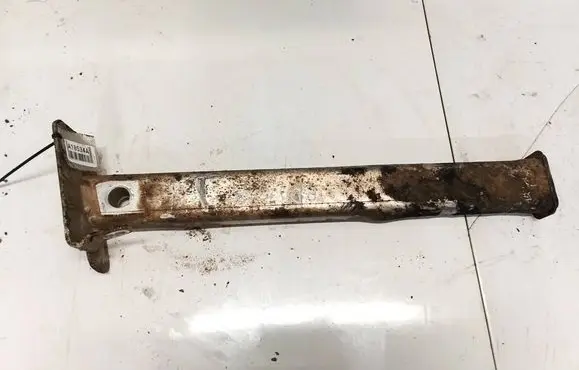 Front bumper mounting bracket